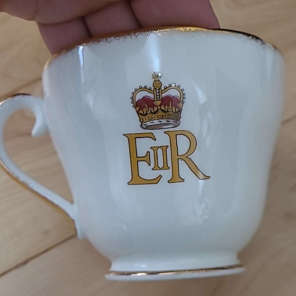 Vintage Queen Elizabeth II Coronation Commemorative Teacup and Saucer - Picture 3 of 7